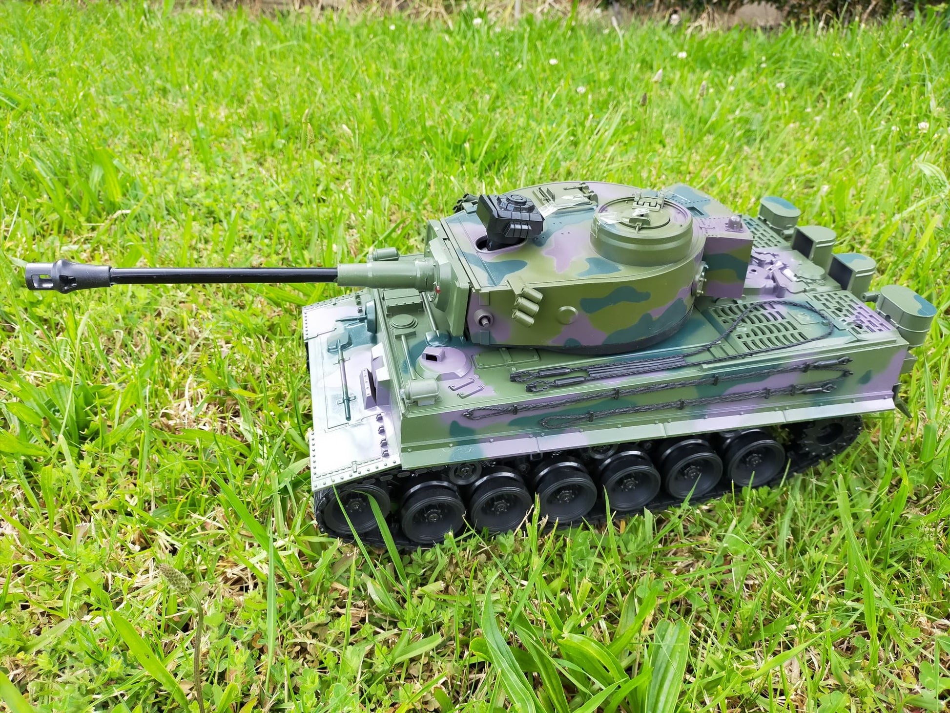 Remote control Germany Tiger battle tank in 1:18 scale with 2.4G technology, detailed model by dealonlinenz.