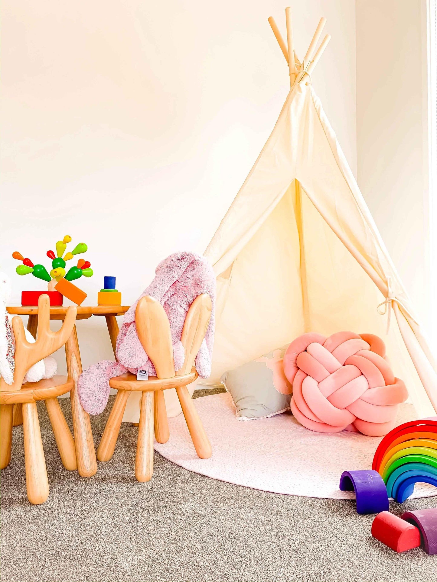 Solid Wood Kids Moose Chair - Adorable Zoo-Inspired Furniture for Little Ones