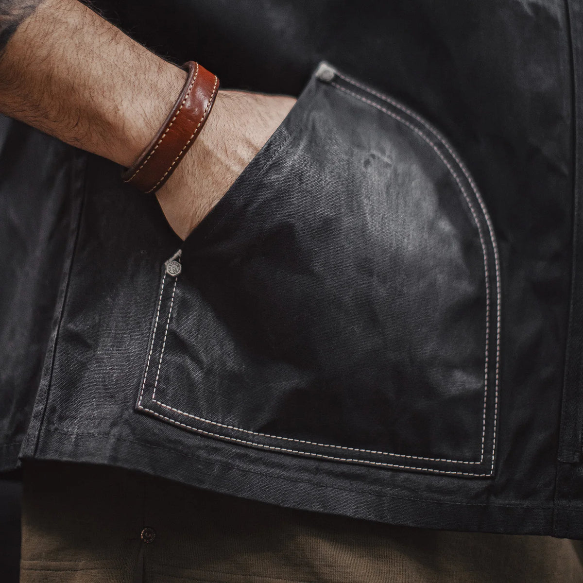 Maden Black Oil Waxed Canvas Hunting Jacket Contrast Topstitching Rugged Cropped Outerwear Casual Short Length for Men Autumn