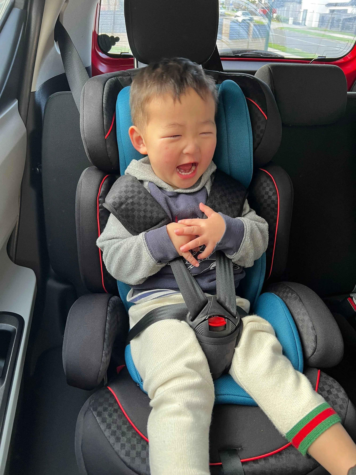 Baby Way NZ The Racer black car seat booster with adjustable headrest, designed for comfort and safety for young passengers.