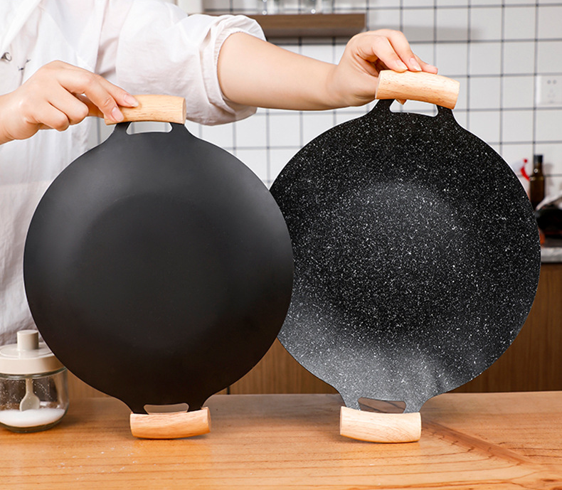 ECOTREK 30cm portable non-stick barbecue plate for grilling, ideal for outdoor cooking and easy cleaning.