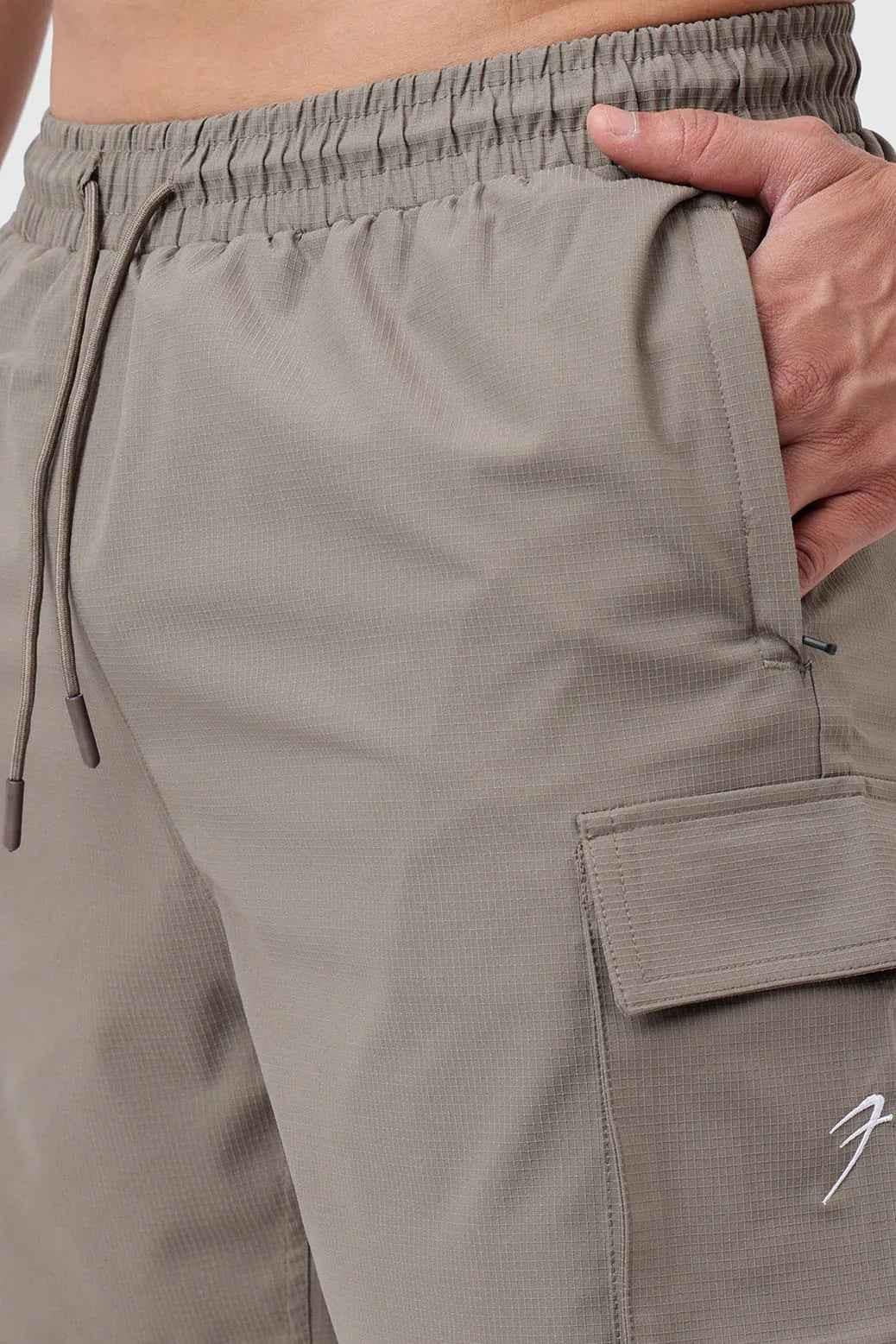 Fuaark Nz Delta cargo shorts in brown, casual men's shorts with multiple pockets and relaxed fit, suitable for outdoor activities.