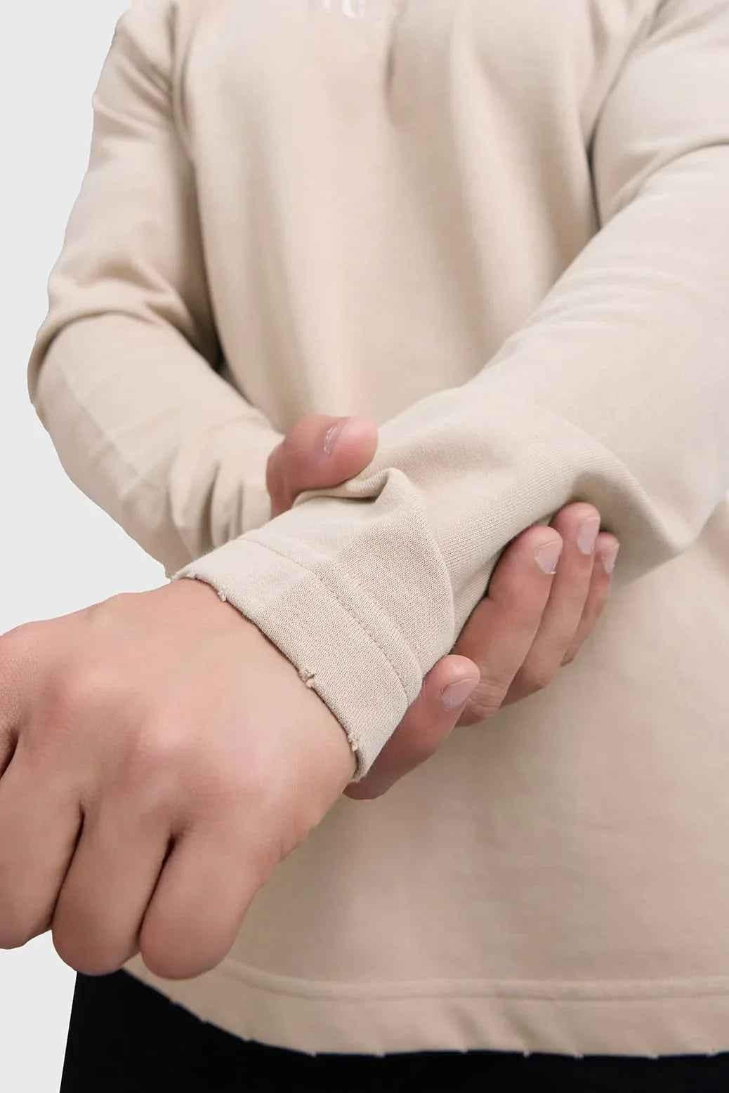 Beige Fuaark Nz raw sweatshirt, casual fit, soft fabric, ideal for stylish comfort and everyday wear.