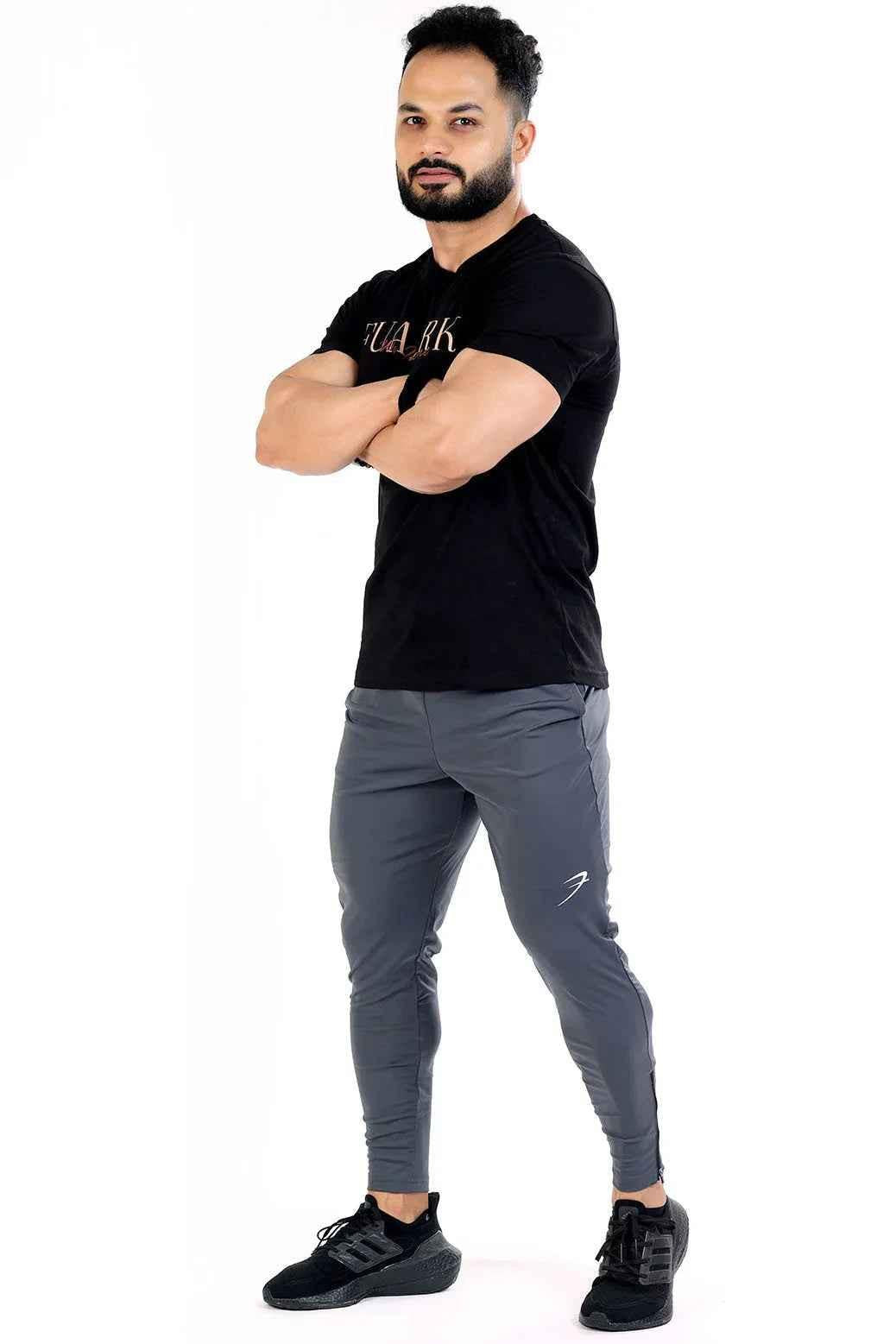 Fuaark Nz classic black and brown T-shirt, casual style for men, made from soft fabric, with a round neckline and short sleeves.