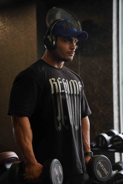 Fuaark Nz oversized black T-shirt with a relaxed fit, ideal for comfort and casual style.