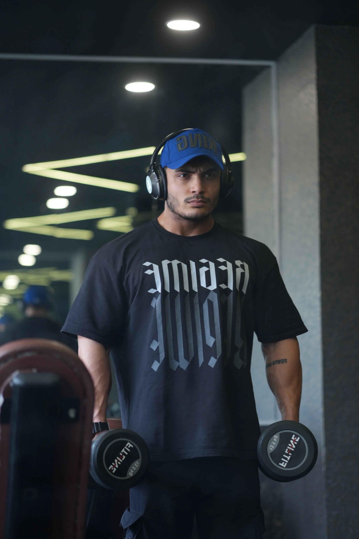 Fuaark Nz oversized black T-shirt, relaxed fit, soft fabric, stylish casual wear, perfect for comfortable everyday outfits.