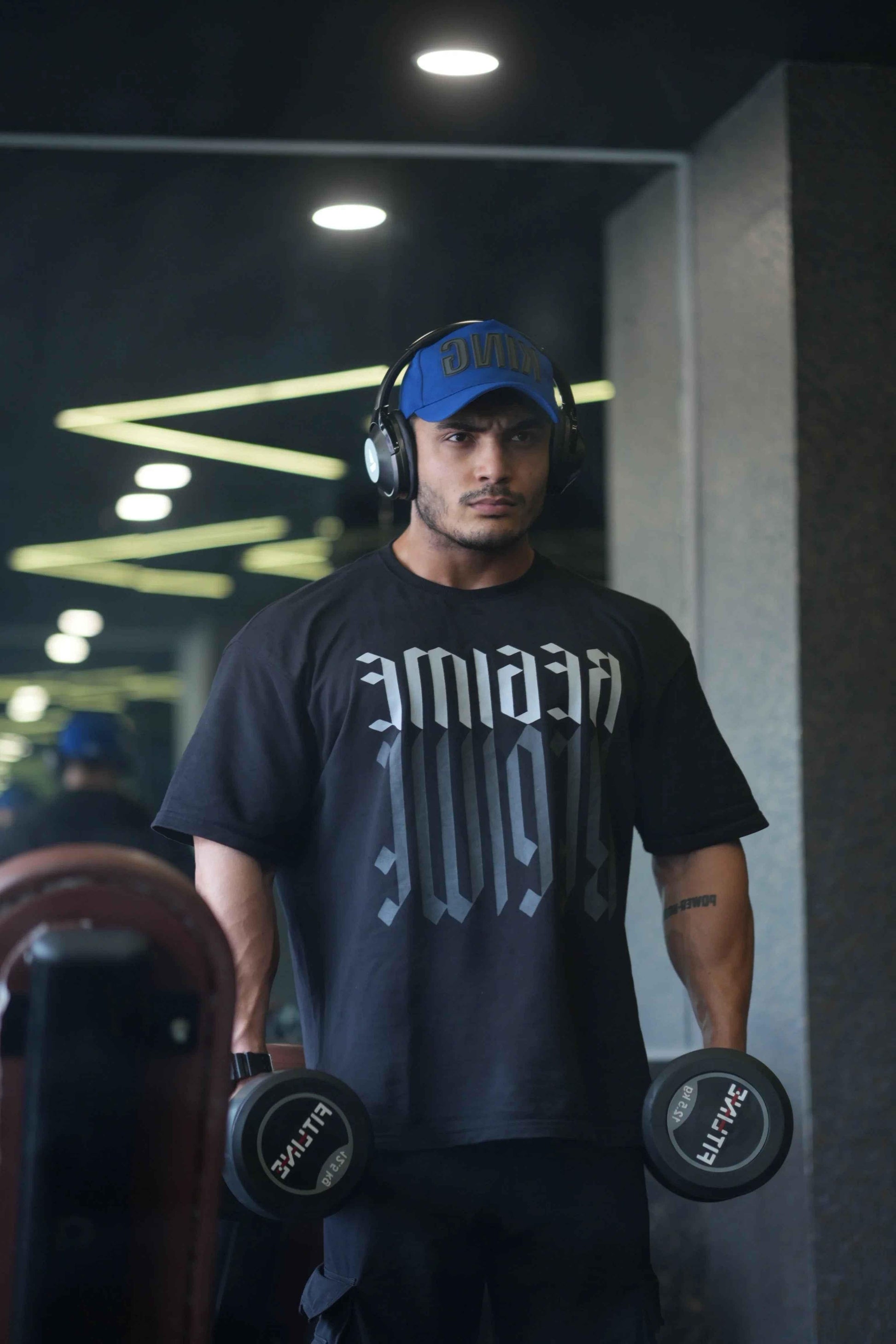 Fuaark Nz oversized black T-shirt, relaxed fit, soft fabric, stylish casual wear, perfect for comfortable everyday outfits.