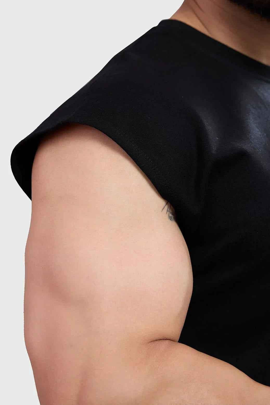 Black Fuaark Nz blackout cap-sleeves tank top, sleeveless design, fitted fit, in black fabric, casual style.