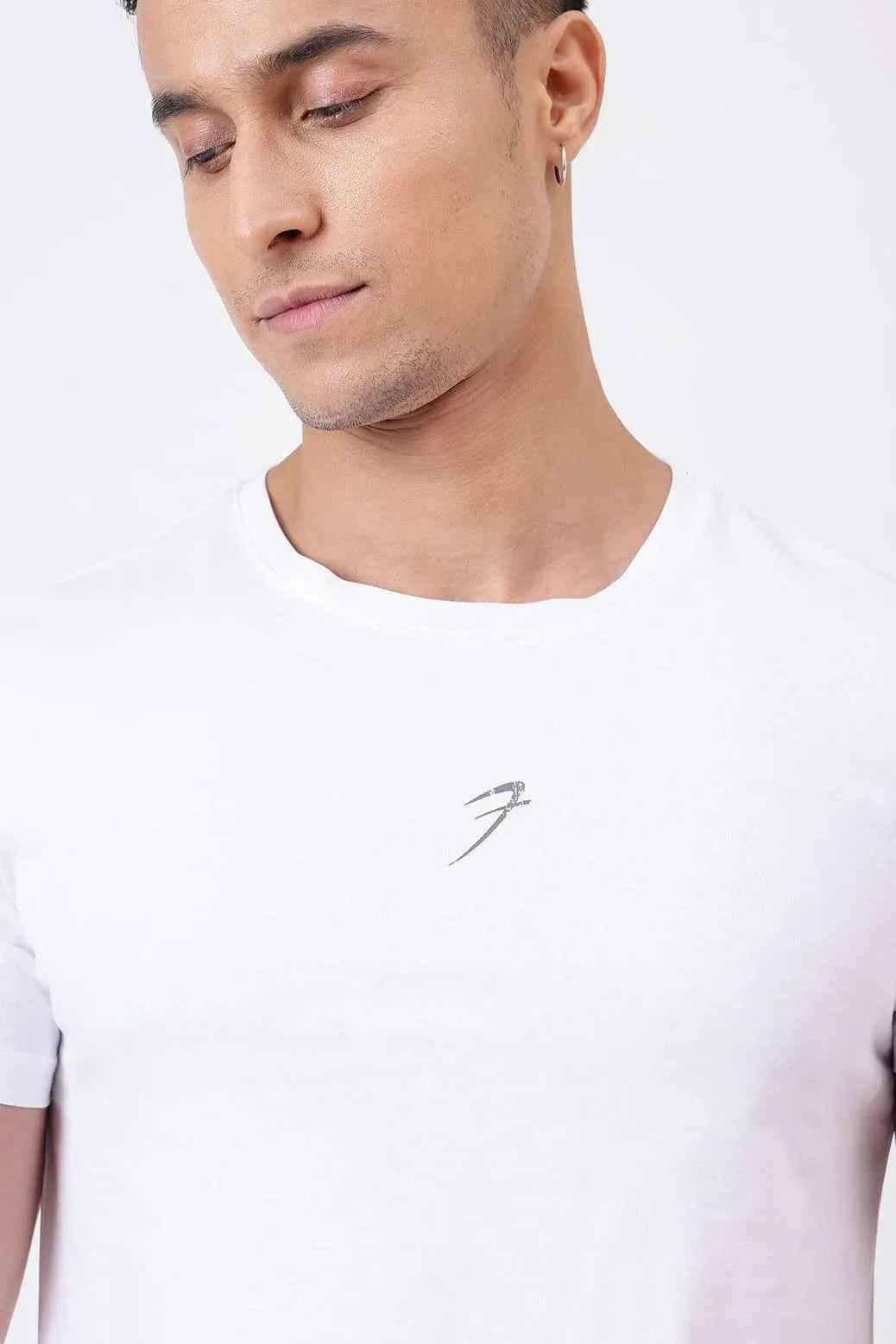 Fuaark Nz white T-shirt for men, casual style, soft fabric, showcasing a simple, comfortable fit.