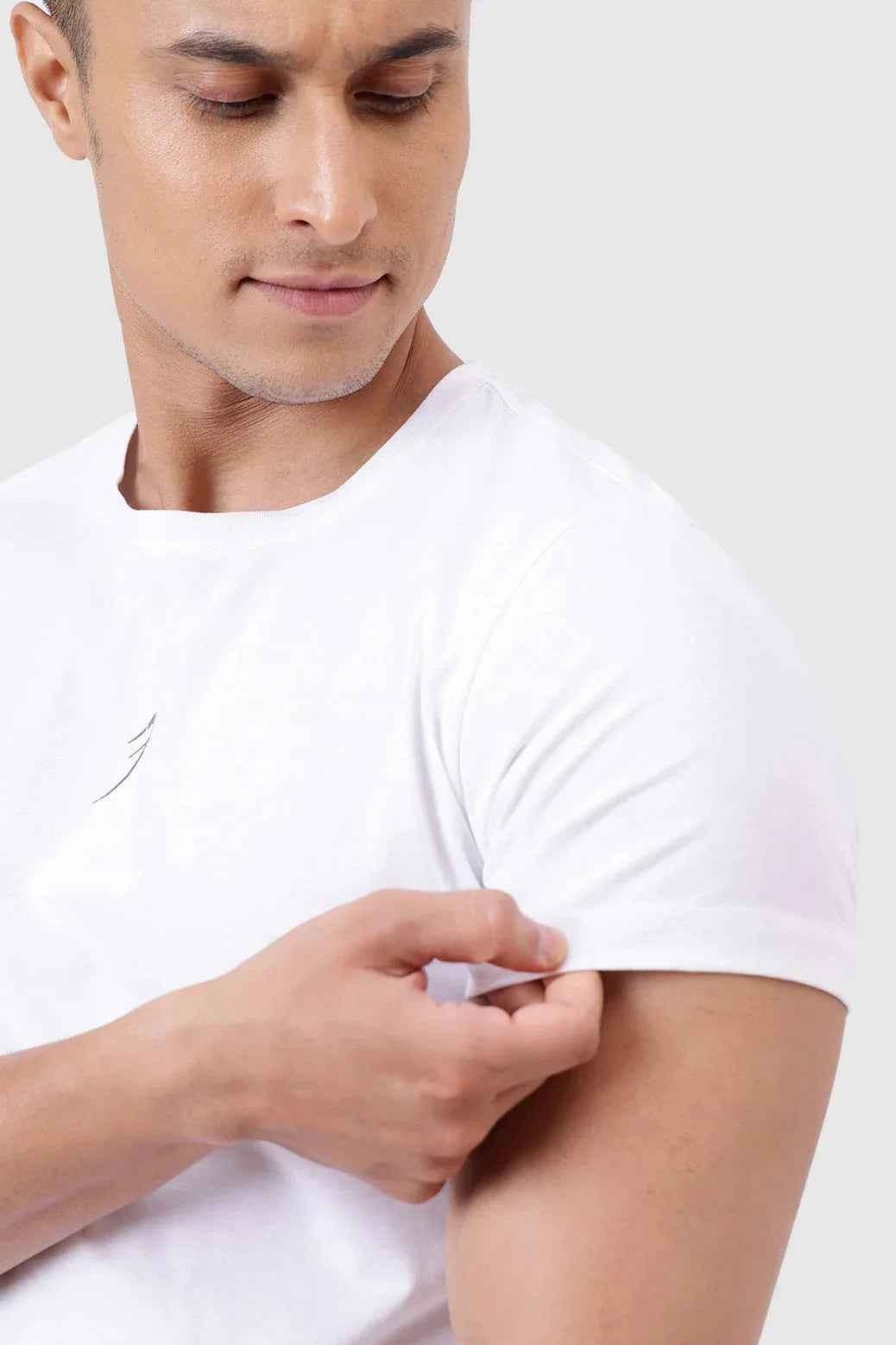 Fuaark Nz white T-shirt for men, casual and comfortable, with a simple crew neck and clean design for effortless style.