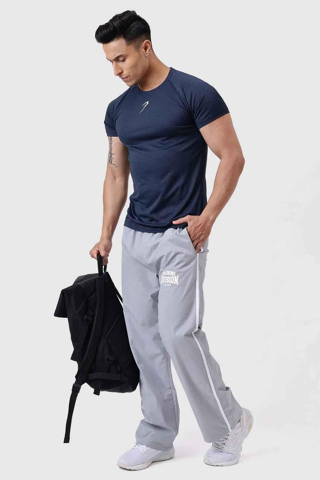 Fuaark Nz Grain Navy T-shirt, men's casual T-shirt in dark navy with a comfortable fit and versatile style.