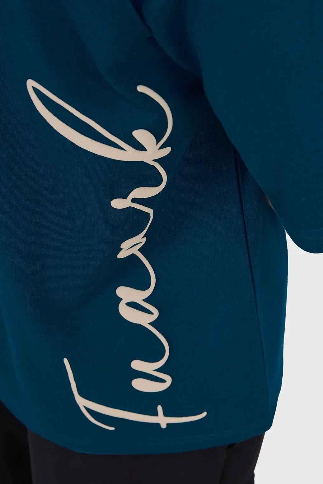 Fuaark Nz bold teal oversized T-shirt, casual fit and vibrant color, displayed on a mannequin.