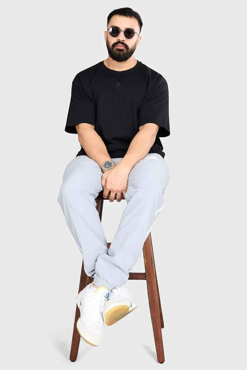 Fuaark Nz black oversized heavyweight T-shirt for men, relaxed fit, soft fabric, perfect for casual style and comfort.