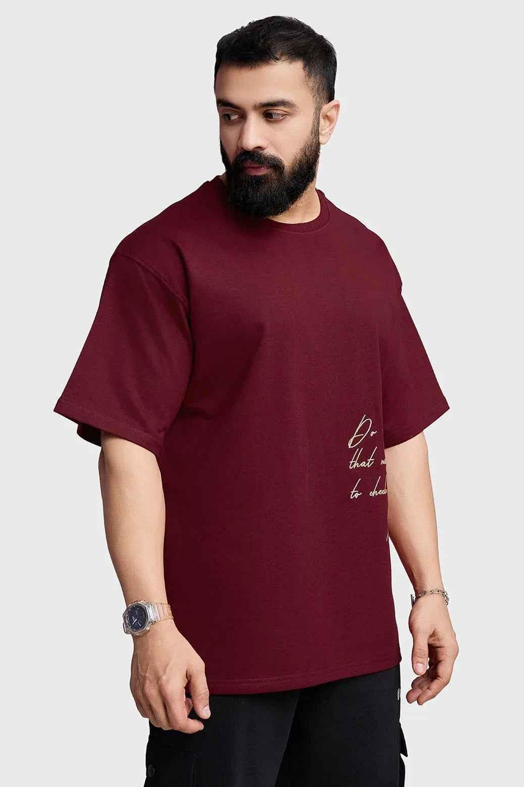 Fuaark Nz oversized maroon T-shirt for effortless style, featuring a relaxed fit and soft fabric.