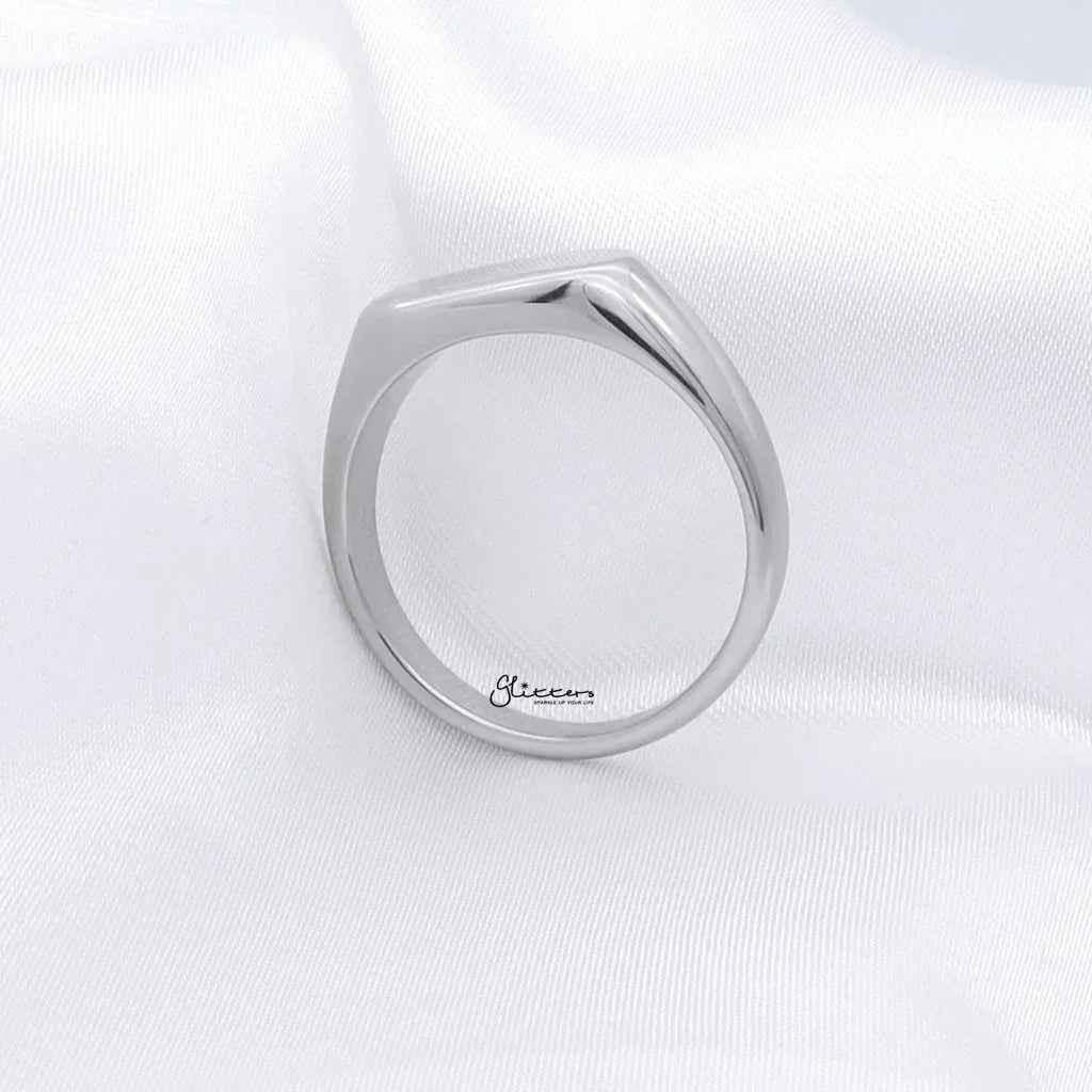 Silver stainless steel rectangle signet ring by Glitters, featuring a sleek and polished rectangular design for men's or women's fashion.