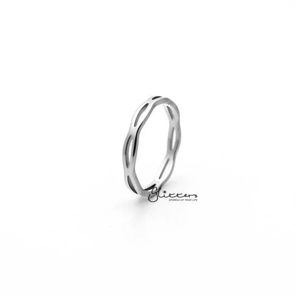 Set of five stainless steel overlapping wavy women's rings by Glitters, showcasing stylish and modern jewelry design.