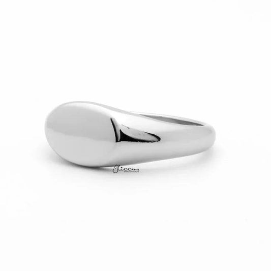 Silver stainless steel oval signet ring by Glitters, featuring a polished smooth surface and classic oval shape.