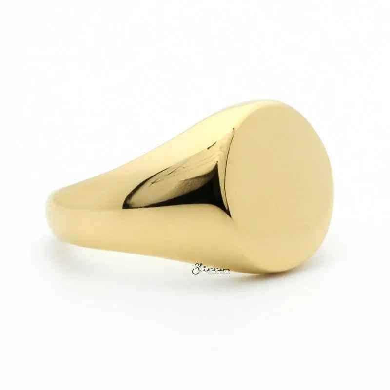 Gold stainless steel round signet ring from Glitters, featuring a smooth, polished surface and classic design.