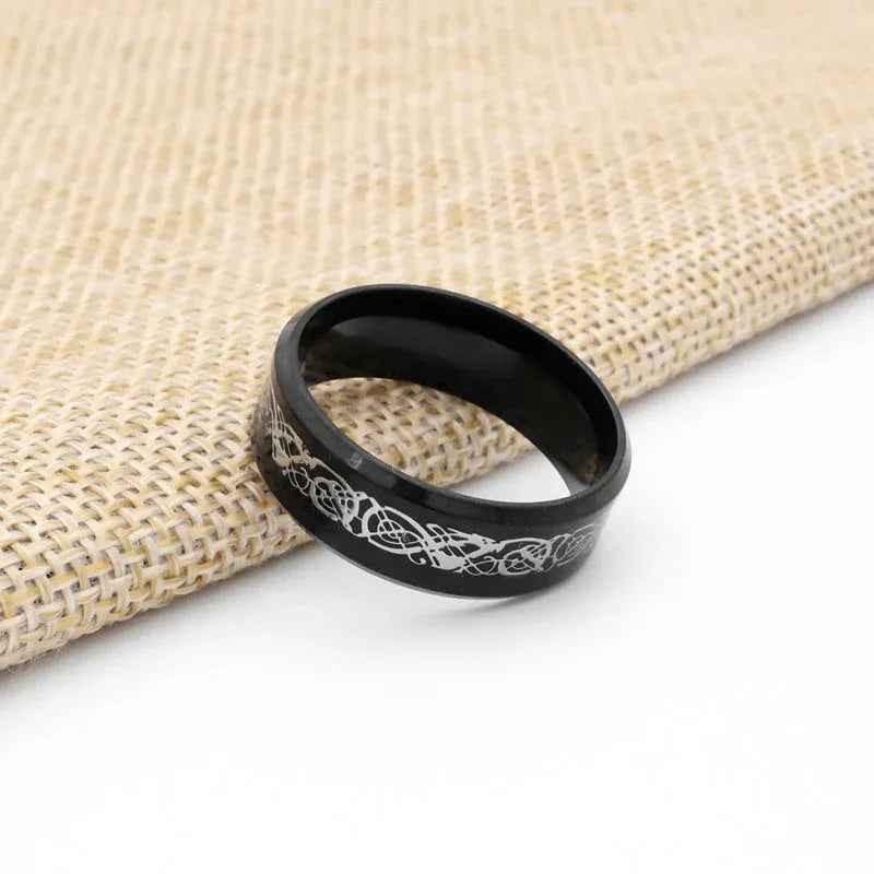 Black beveled edge band ring with stripe pattern, stainless steel jewelry by Glitters, showcasing a sleek, modern design.