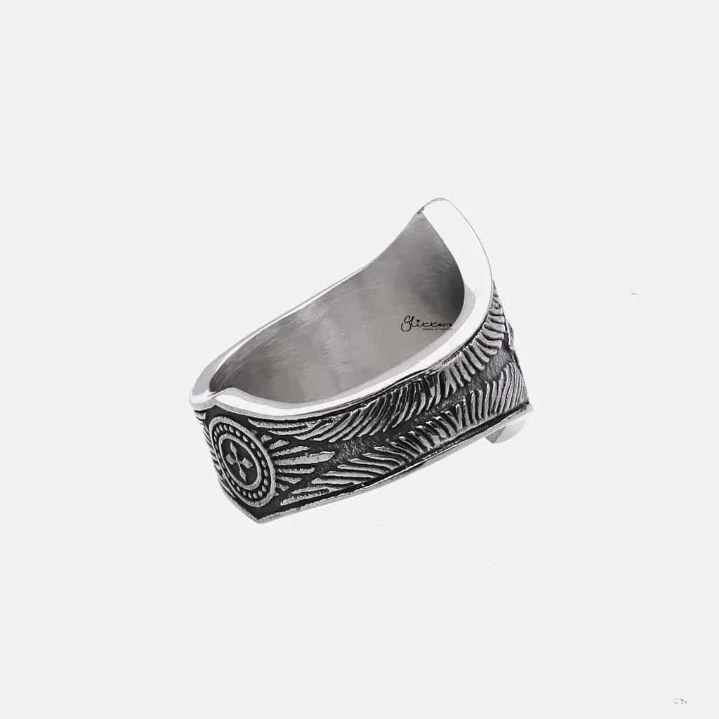 Stainless steel compass ring by Glitters featuring a detailed compass design on a sleek band.