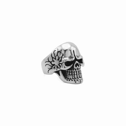 Stainless steel skull ring with tribal pattern from Glitters, featuring detailed engravings and a bold, gothic design.