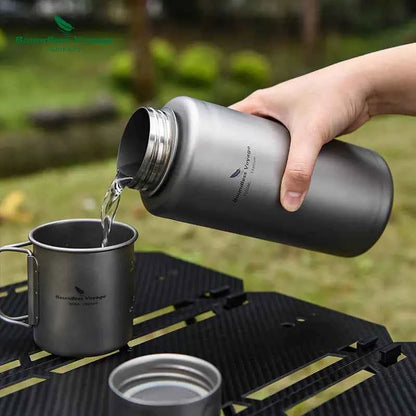 Silver titanium outdoor water bottle, 1000ml, lightweight camping flask with leak-proof design, ideal for hiking and outdoor activities.