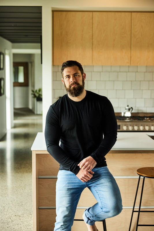 Men's black Merino 365 NZ Standard Long Sleeve shirt made from 100% merino wool, showcasing a fitted long sleeve design.